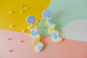 夏日系列 - 胖波浪 黃底白色小花 手工軟陶耳環