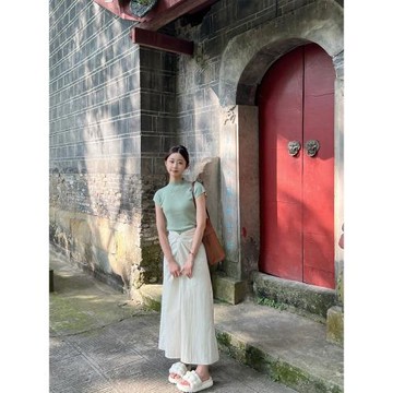 夏季新款茶系穿搭一整套綠色短袖針織上衣褶皺半身裙減齡兩件套裝