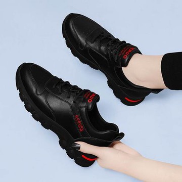真皮黑色運動鞋2025春秋冬季新款軟底舒適休閑平底女士旅游媽媽鞋