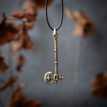 青銅 Polex 斧頭吊墜。 一個戰斧形狀的項鏈。 戰士盔甲飾品