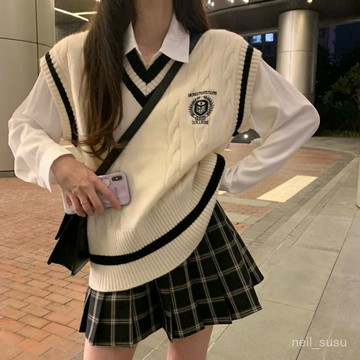 【免費參觀】 針織馬甲 秋冬衣服  針織背心  學院風v領針織衫女春季新款設計感小眾毛衣馬甲背心寬鬆外搭上衣 JXZ7