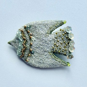 「kusanoneiro」披著裡葉色柔和綠意的鳥兒 草木染線材手工刺繡胸針 / 獨一無二的單品