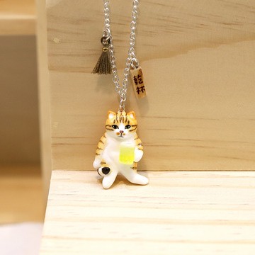 棕虎斑貓暢飲啤酒項鍊 - Kanpai 系列，棕貓項鍊