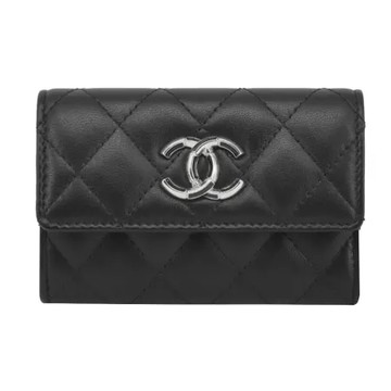 CHANEL 經典雙C 琺瑯LOGO菱格紋小羊皮卡片夾(黑色)