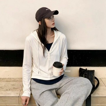 【VK】LX9946 假兩件連帽長袖上衣 女生V領排釦撞色拼接T恤 帽T 修身收腰顯瘦上衣 早秋韓系休閒穿搭