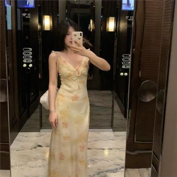 法式V領吊帶碎花連衣裙子女收腰氣質設計感包臀裙2026夏季長裙
