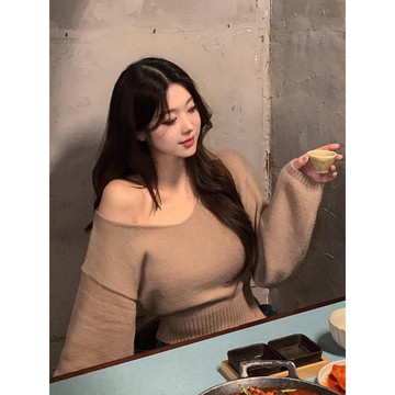 Codibook｜韓國 wannabemuse 慵懶風V領單邊開衩露肩短版針織上衣［預購］針織衫 毛衣 女裝