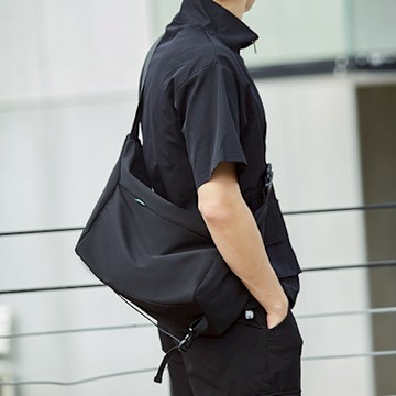 A classic潮流男學生大容量斜背包男包郵差包