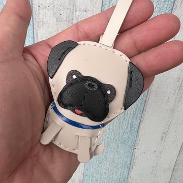 療癒小物 米色 可愛 八哥狗 純手工縫製 皮革 吊飾 小尺寸