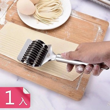 【荷生活】鋒利刀片切割均勻不鏽鋼切麵器 滾輪式省力快速麵條切割器-1入組