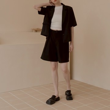 QUEENSHOP_ S 女裝 前打褶寬版五分西裝褲-黑 S/M/L 現+預 【04030501】