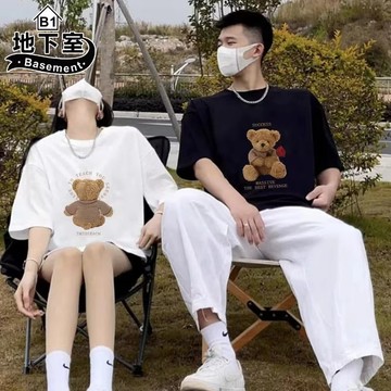 地下室B1-情侶裝 港風泰迪熊圓領T恤 男生衣服 大學T 短袖上衣 男裝 ins潮流 百搭 五分袖【NL623175】