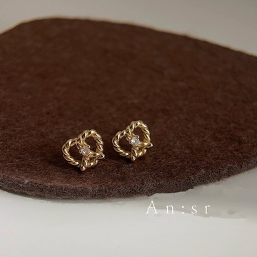 An:Sr—「韓系 扭繩 愛心餅🥨 鑲鑽 耳飾」椒鹽捲餅  愛心餅 扭結 愛心 飾品 耳飾 耳釘