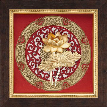 開運陶源雅鑑鑫品 【圓形窗花系列-荷香蓮花】  蓮花純金箔畫 21 x 21 cm可掛於牆壁，後有腳架，也可以立在桌上