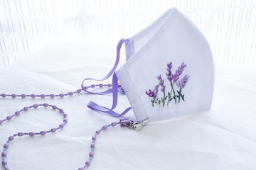 薰衣草花刺繡面膜套裝和薰衣草鍊子，何不舒舒服服地快樂地度過一生呢？