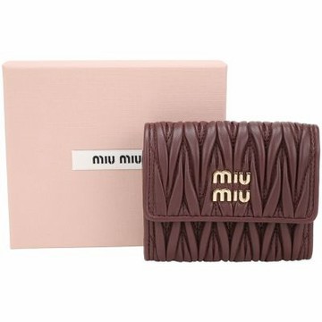miu miu Matelasse 皺褶納帕羊皮三折釦式短夾(酒紅)