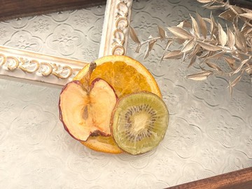 封存真實水果的胸針