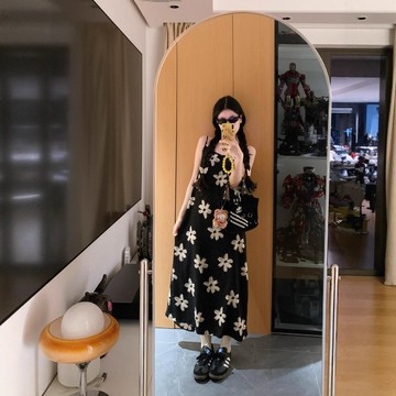 海邊度假高級吊帶碎花黑色連衣裙子女夏2026新款流行爆款沙灘長裙