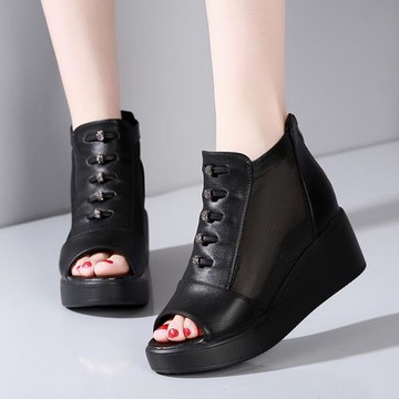 夏季新款坡跟魚嘴涼鞋女真皮厚底透氣網紗鞋女防滑網靴中跟女涼靴