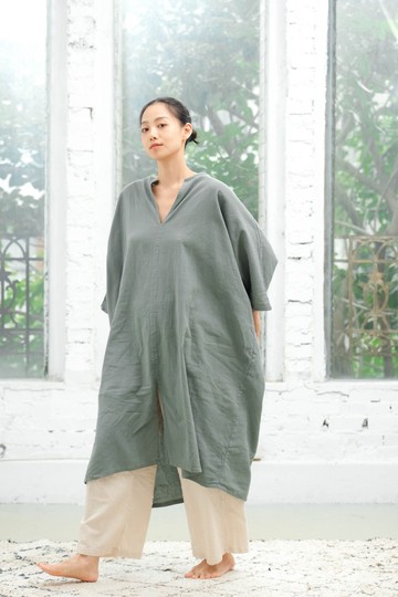 OMAKE 鑰匙領落肩前開衩罩衫洋裝 / 菱紋布 灰綠