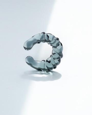 tête-à-tête  手工制麻花玻璃耳骨夾【炭色】