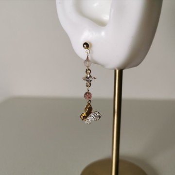 【Veverka】凝結 - 草莓晶 蝴蝶造型耳環 不對稱 天然石