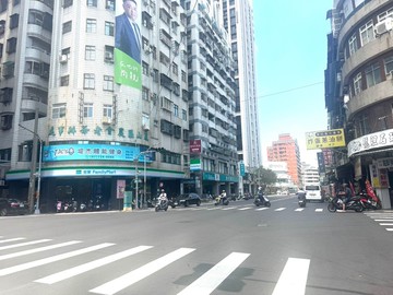 南華商圈/正義國小/漂亮透天/可停車｜高雄市鳳山區正氣街