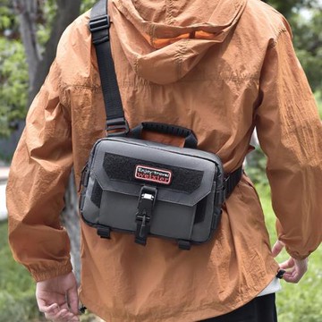 新品男士高級感單肩包潮流休閑斜挎包百搭商務通勤男款防水挎包男