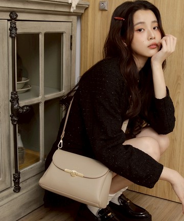 【預購-2/10前出貨】三層澎澎柔軟皮革精緻轉釦掀蓋斜背包-香草醬-澳式丹波麵包系列 (BX96393-60)