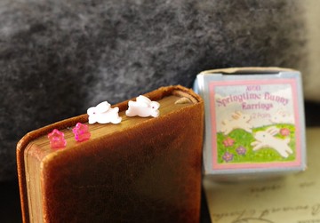 老又好1989年古董兔子小花 針式耳環 AVON P521