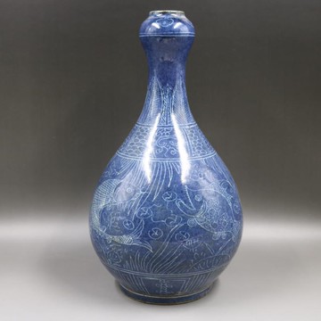 明嘉靖藍地刻花魚澡紋蒜頭瓶手工仿古家居裝飾瓷器擺件古玩收藏1入
