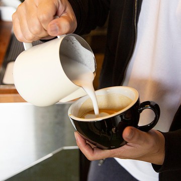 拉花杯/白色款/奶泡杯/304不鏽鋼材質/內刻度/300 500ml