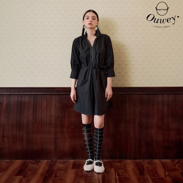 OUWEY歐薇 小荷葉立領點線織帶合摺洋裝(黑；S-L)