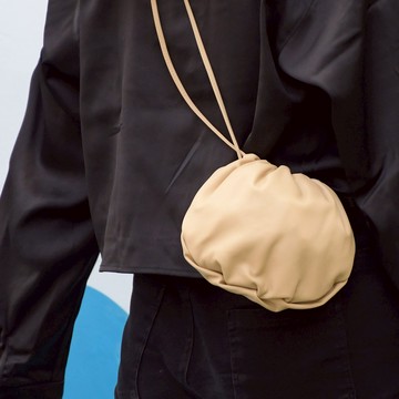 BOTTEGA VENETA 651905 The Mini Bulb迷你斜背包.淺褐