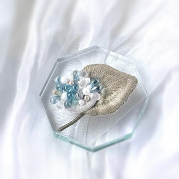 繡花胸針 水滴串珠與繡花 灰褐色 葉片與莖部內嵌鋼絲可塑形繡球花