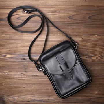 新款真皮男士包休閑百搭單肩包男潮個性斜挎包豎款男士斜挎包小包