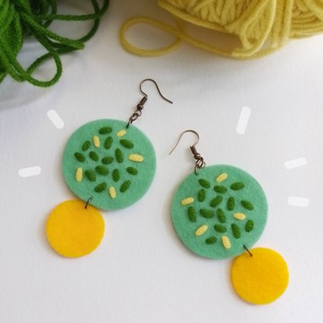 手工製作的獨特造型耳環，採用毛線繡於毛氈布上，色彩鮮豔，尺寸為 1.5x3.5 英吋。