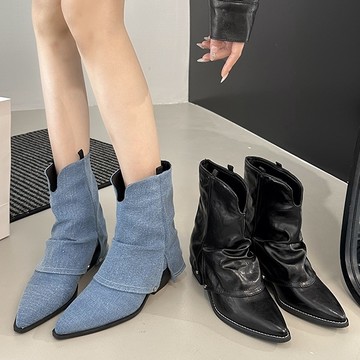 【35-42全尺碼】尖頭靴．雜誌款V口反褶拼接粗跟短靴．白鳥麗子