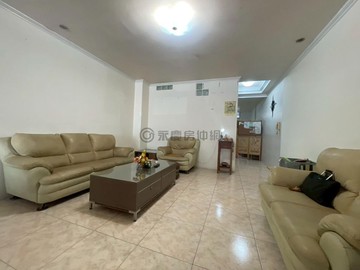 北區近好市多和緯黃昏市場車庫透天｜台南市北區大興街