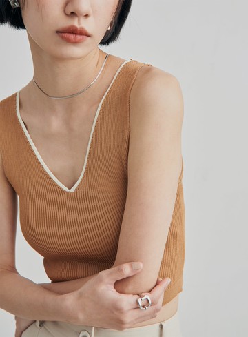 V領針織合身短版背心