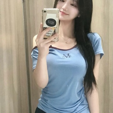 ✈️快速出貨 🆕新品上架💖【梨花娘】韓國品牌 Muscent Viola露肩不對稱撞色抓皺彈力短T(2色)