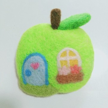 青蘋果小屋胸針 水果屋 手作 羊毛氈 水果 needle felted 羊毛氈手作 mascot 玩偶 handmade japan