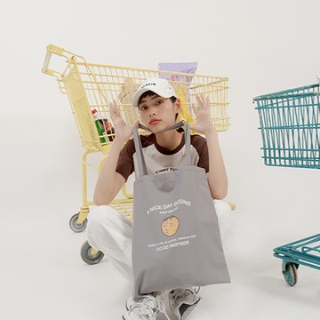 QUEENSHOP_ S 中分哥 A NICE DAY BEGINS中分哥笑臉肩背包 現+預【06010443】