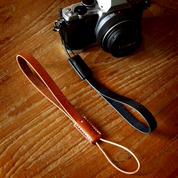 手工製作的皮革環形相機腕帶，真正的義大利植鞣皮革，並附有姓名印章。