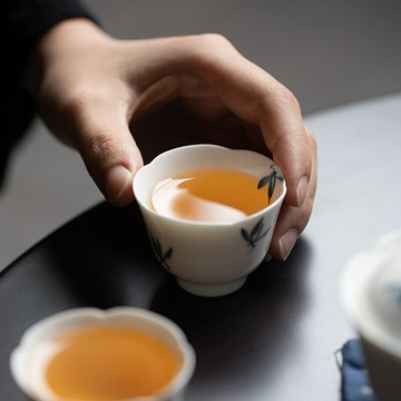 手繪蘭花陶瓷茶杯 家用創意主人杯 單個功夫茶具小號品茗杯葵口杯