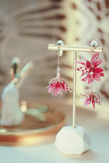 紅色漸層混色點點風  花球垂墜式水晶花樹脂 不對稱樹脂耳環