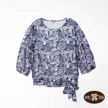 【岱妮蠶絲】純蠶絲柔美喬其紗女圓領下襬綁帶七分袖上衣-XWL51403FJ(粉藍羽彩)