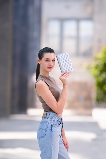 B for Back-to-Work 灰色皮帶白色交叉紋拉鍊筆袋內附文具