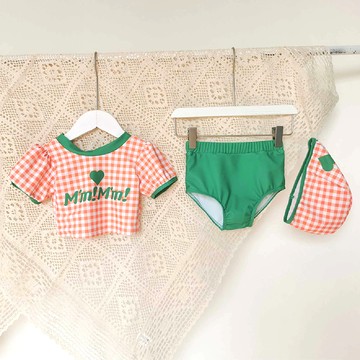 愛北鼻 夏季兒童兩件式泳裝 橘愛心格紋 M (上衣+泳褲+泳帽)  橘色 + 白色 + 綠色