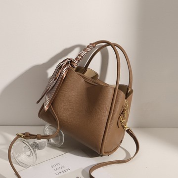 VIVILIAN高質感軟皮百搭絲巾女士斜跨包